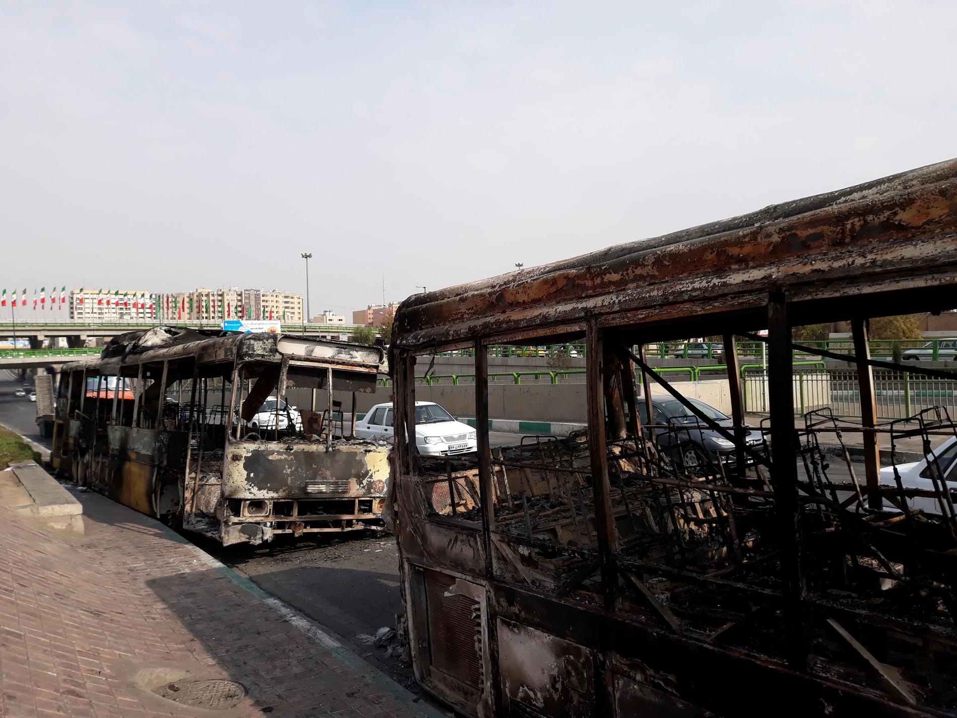 Bussar och bilar brändes under protesterna i Teheran under helgen. Bilden kommer från den iranska nyhetsbyrån ISNA.
