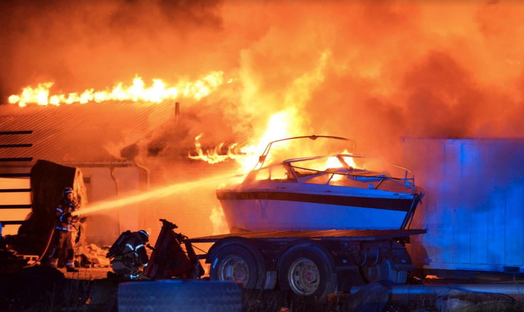 Räddningstjänsten bekämpar lågorna vid industribranden utanför Norrköping nära E4.