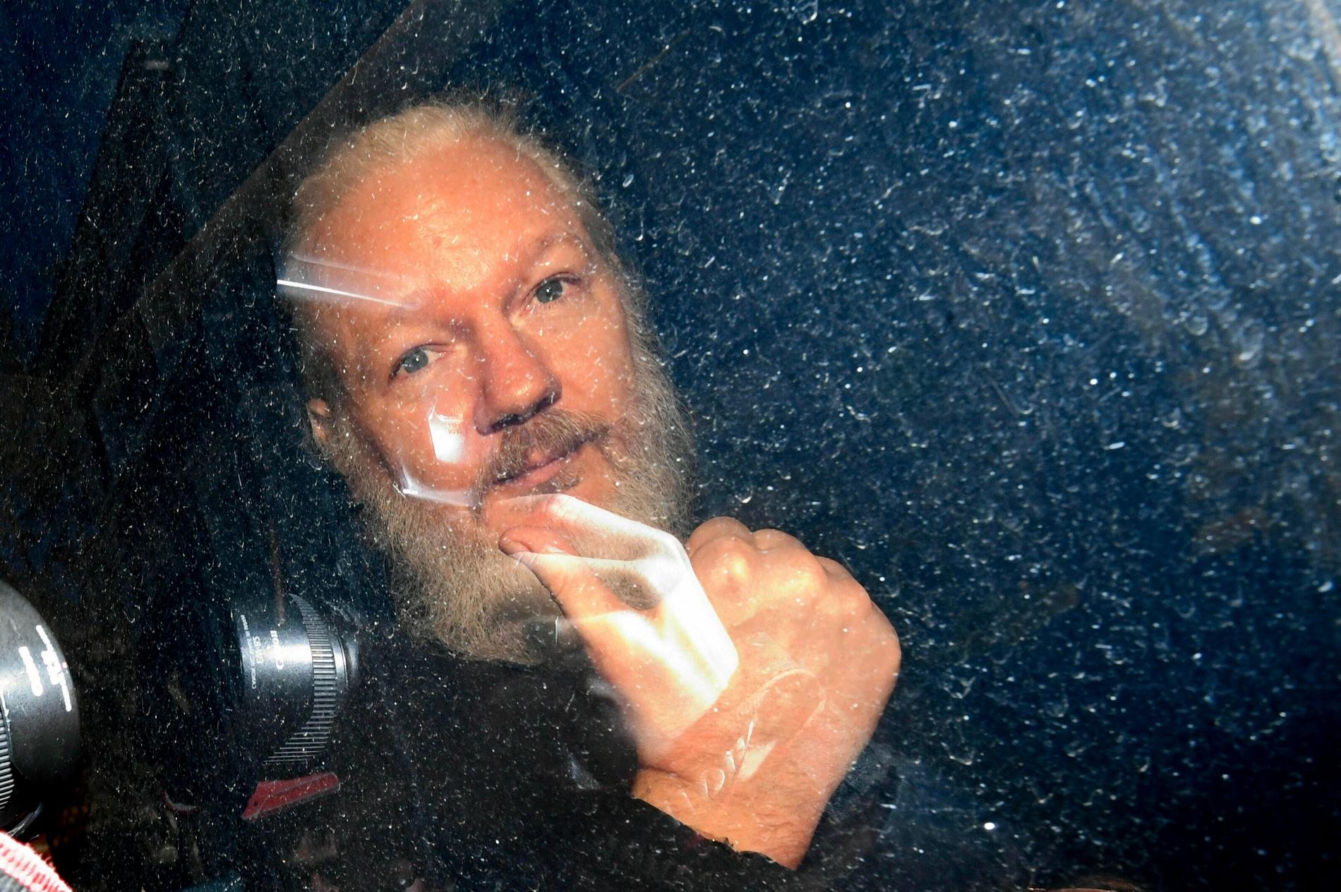 Brittiska parlamentsledamöter vill att våldtäktsanklagelserna mot Julian Assange utreds ordentligt.