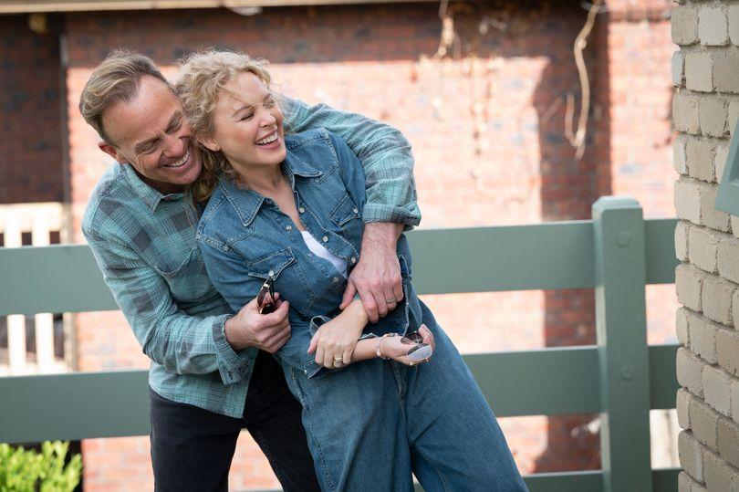 Jason Donovan och Kylie Minogue i sina genombrottsroller som kärleksparet Scott och Charlene i australiska evighetssåpan ”Neighbours”