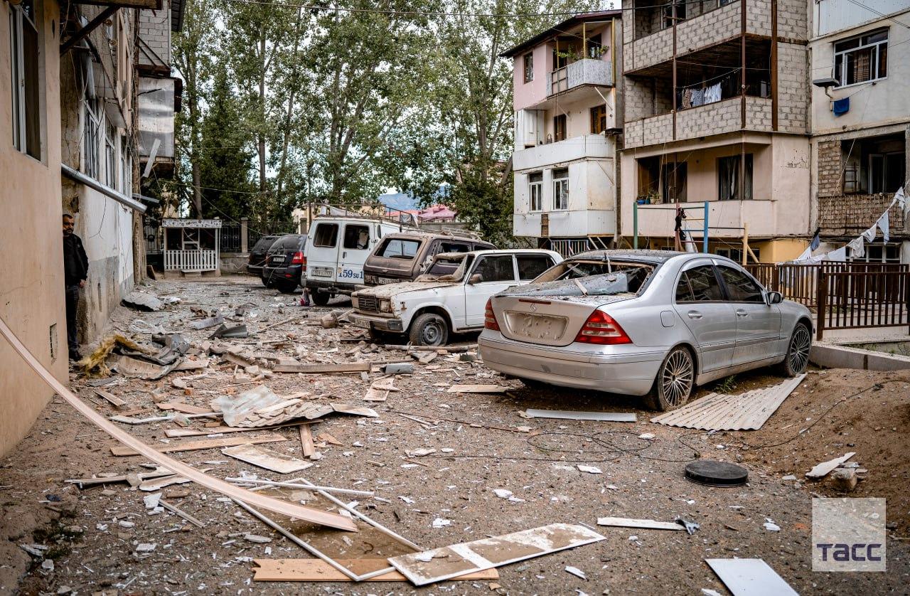 Bostadshus förstört i beskjutning av staden Stepanakert