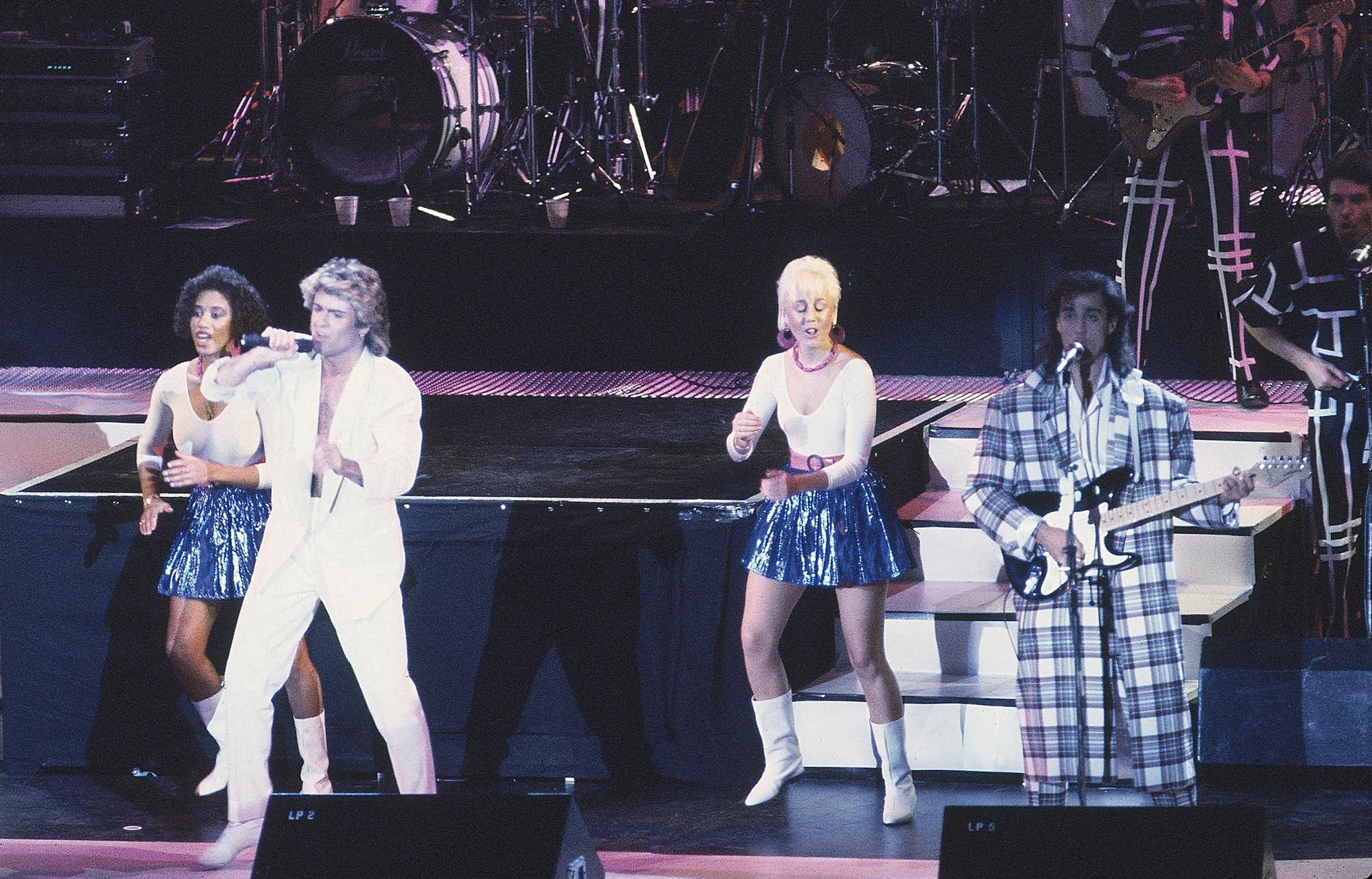 Wham uppträder i Peking 1985. Duon var den första västerländska popgruppen som tilläts spela inför en kinesisk publik. Arkivbild