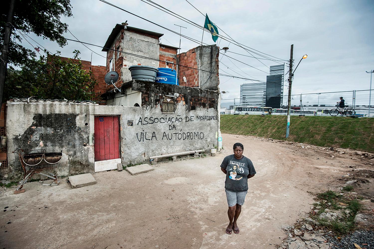 Sandra Regina Damiao har bott i området Vila Autódromoi Barra i 20 år. När OS hamnade i Rio ombads hon flytta, men hon vägrade. Nu är hon den sista tillsammans med sin familj att bo kvar. Snart rivs hennes hus.