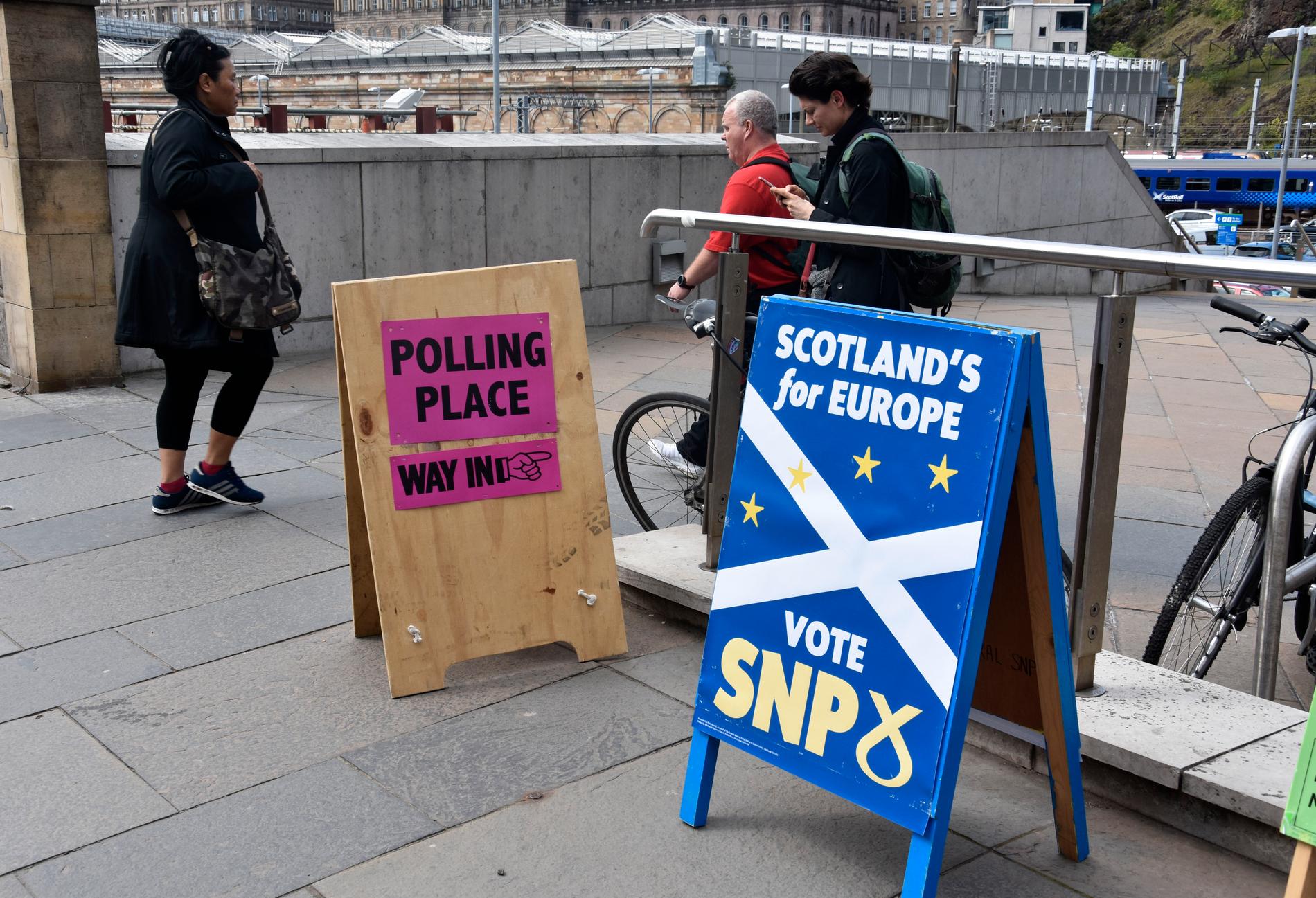 Nationalistpartiet SNP:s valskyltar dominerar i skotska Edinburgh. Här vill merparten av väljarna fortfarande vara kvar i EU.