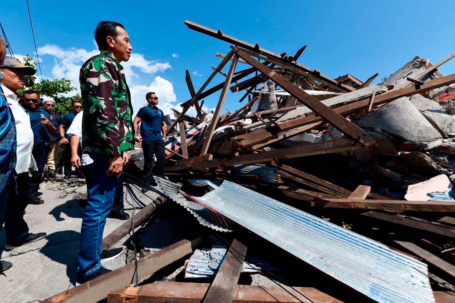 Indonesien kommer att ta emot internationell hjälp efter katastrofen på ön Sulawesi.