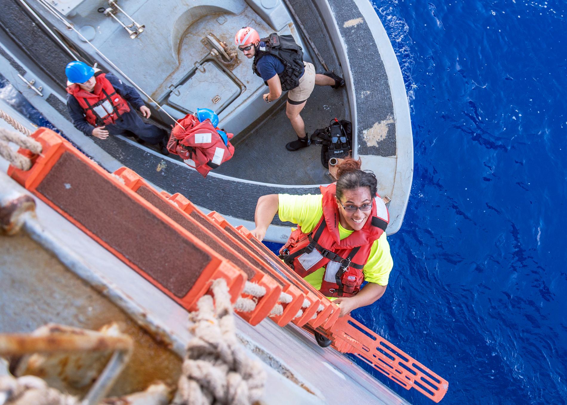 Tasha Fuiava klättrar ombord på USS Ashland efter fem månader till havs. 