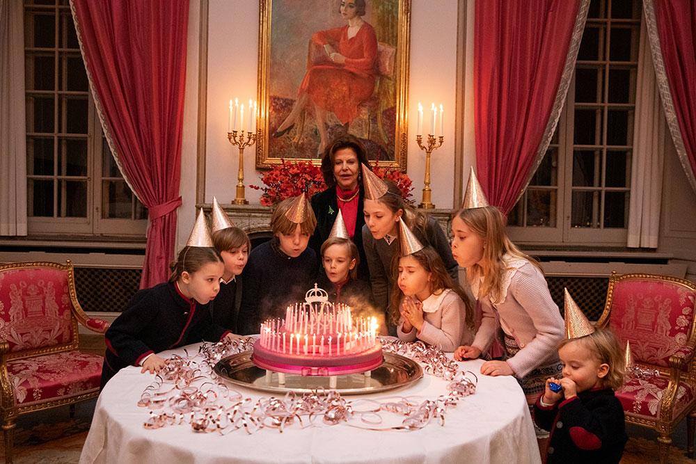 Drottningen överraskades med tårtkalas av alla barnbarnen. Från vänster: prins Alexander, prins Oscar, prins Nicholas, prins Gabriel, prinsessan Estelle, prinsessan Adrienne, prinsessan Leonore och prins Julian. 