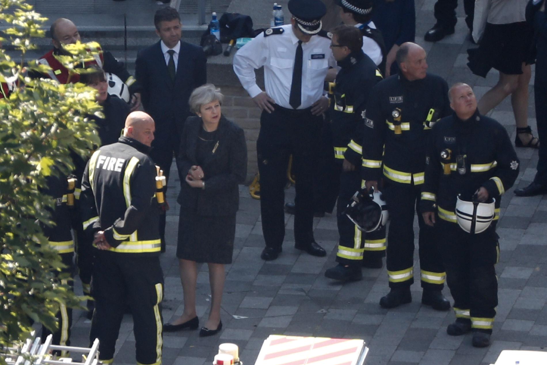 Premiärminister Theresa May besökte Grenfell Tower dagens efter branden.