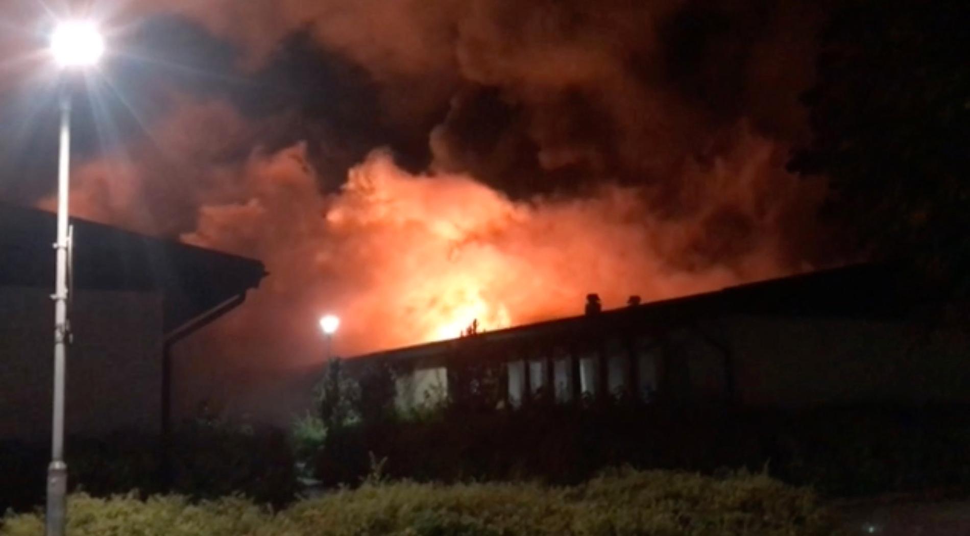 Gottsundaskolan i Uppsala övertänd: Branden misstänks vara anlagd brand.