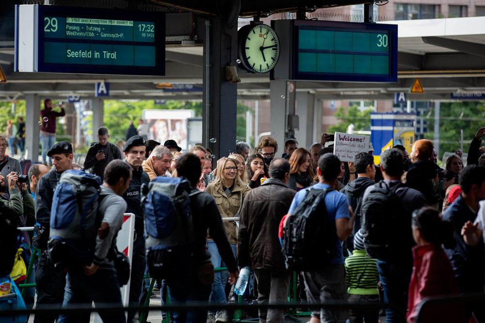 Flyktingar anländer till Münchens centralstation från Österrike.