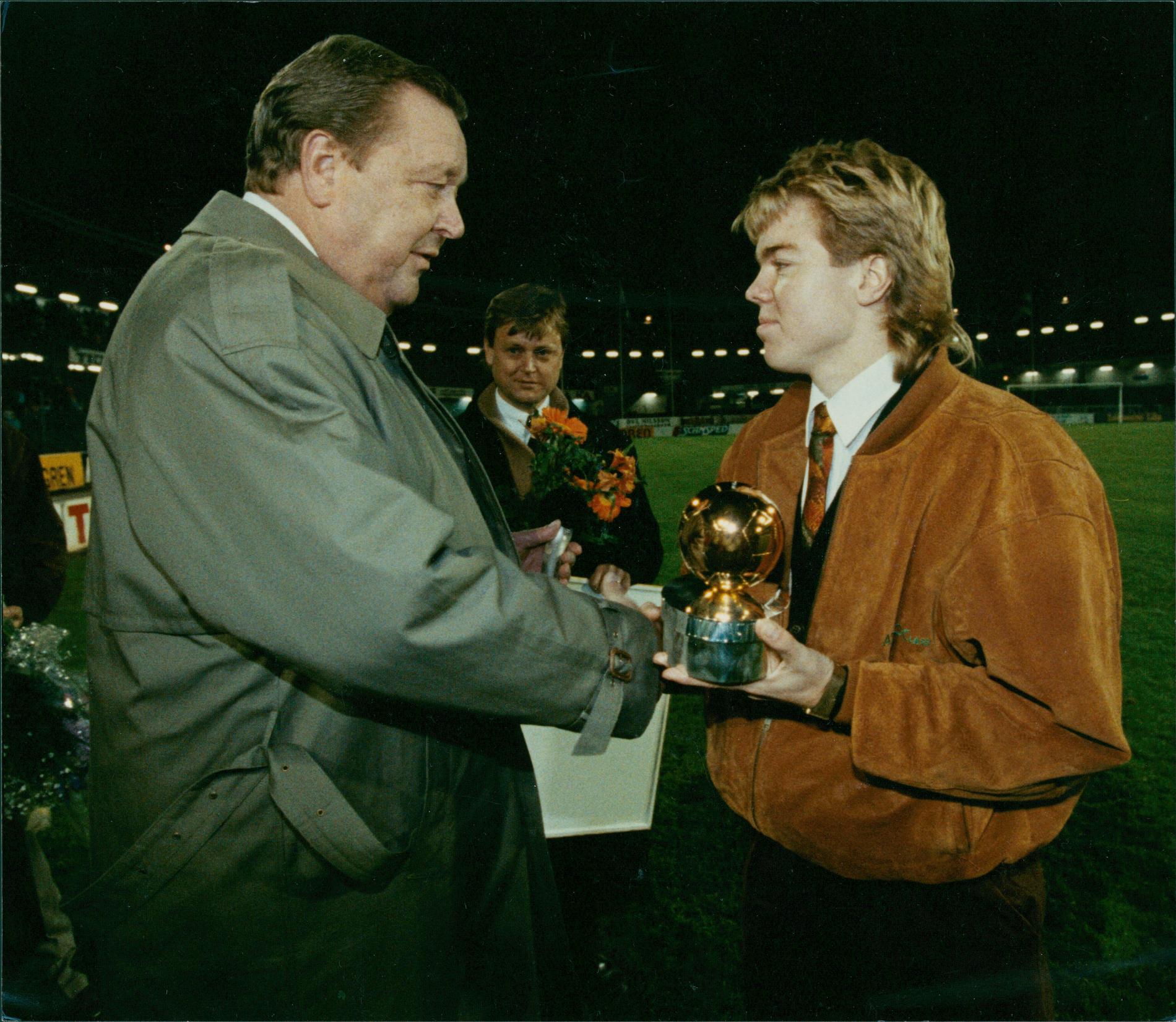 Tomas Brolin får 1990 ta emot Aftonbladets Guldbollen av Svenska fotbollförbundets dåvarande ordförande Lennart Johansson.