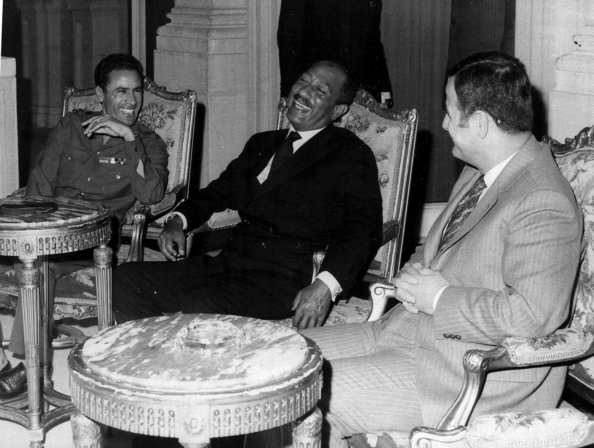 1972 togs den här bilden inifrån Kubbhepalatset i Kairo på Muammar Gaddafi tillsammans med Egyptens dåvarande president Anwar Sadat och Hafez Al-Assad ”Lejonet av Damaskus”, då president för Syrien. Trion samtalar som situationen i Mellanöstern.