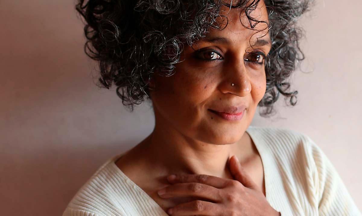 Indiska författaren och fredsaktivisten Arundhati Roy (född 1959) fick Bookerpriset för debutromanen  ”De små tingens gud” 1997.