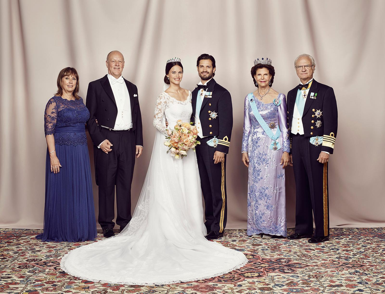 Prinsparet med föräldrar: Marie Hellqvist, Erik Hellqvist, prinsessan Sofia, prins Carl Philip, drottningen och kungen.