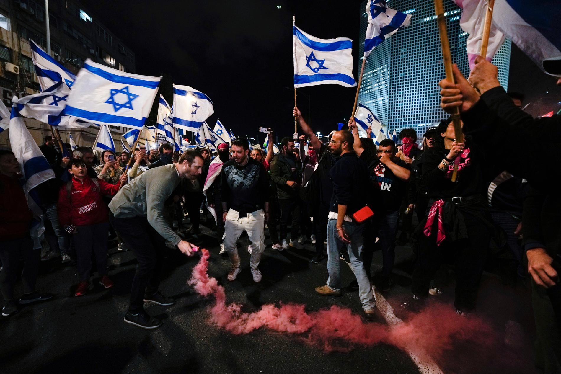Vecka efter vecka har tiotusentals människor gått ut på gatorna för att demonstrera mot Netanyahus nya högerextrema regering och dess försök att minska Högsta domstolens makt.