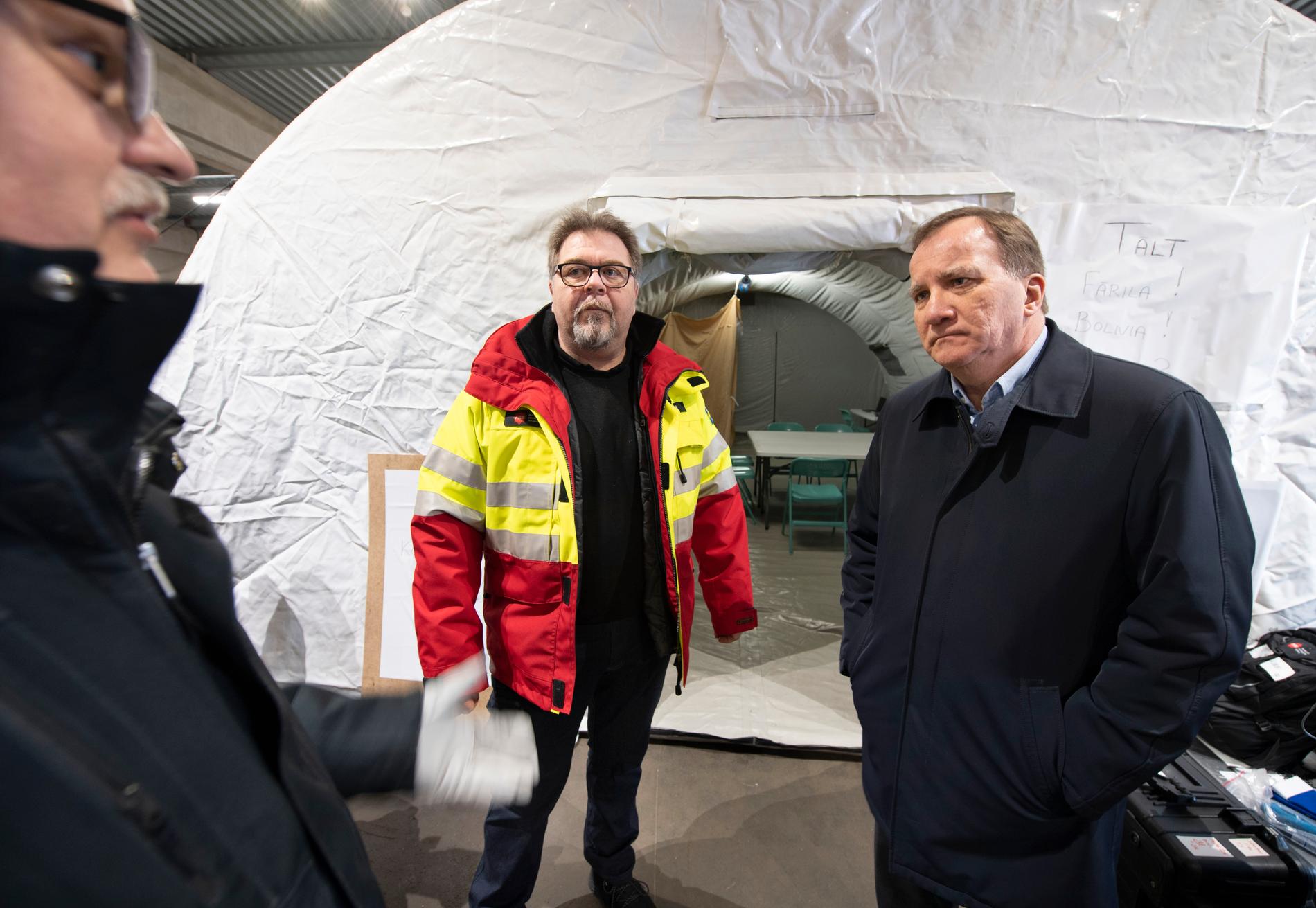 Bert Solberg och Tord Norrby på MSB:s lager i Kristinehamn visade statsminister Stefan Löfven (S) vilka tillgångar som finns på lagret.
