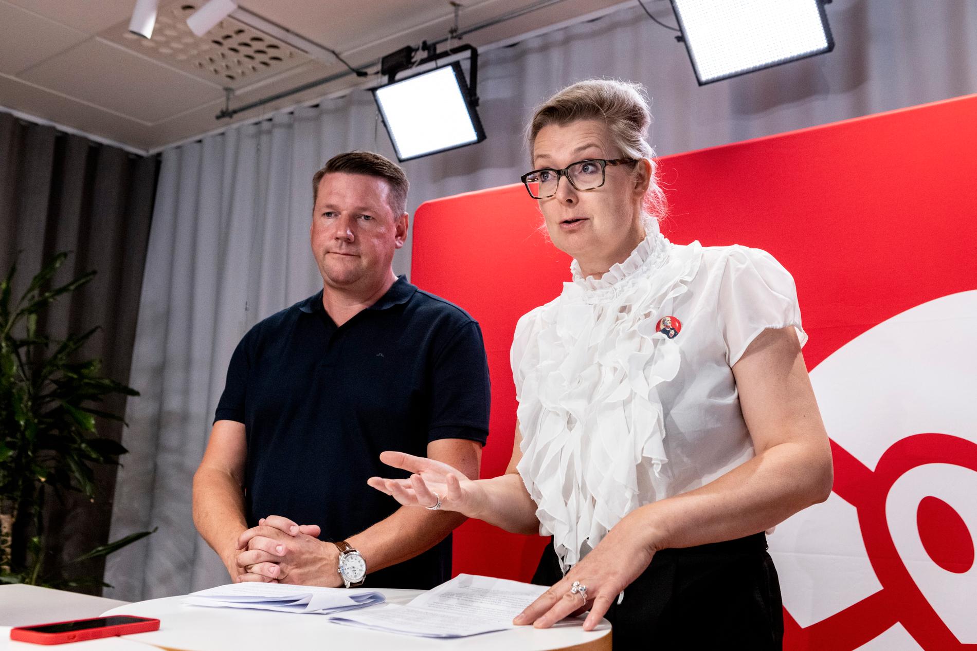Socialdemokraternas partisekreterare Tobias Baudin och skolminister Lina Axelsson Kihlblom (S).