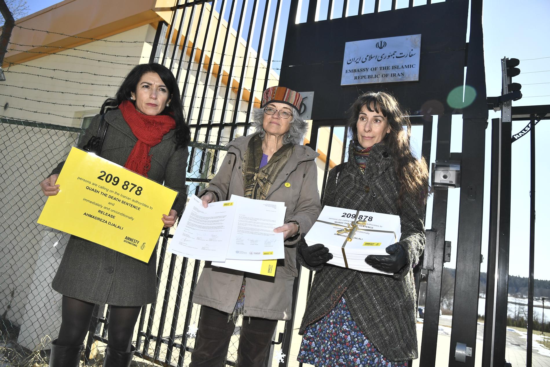 På plats vid den iranska ambassaden i Stockholm fanns bland andra (från vänster) Amineh Kakabaveh (V), Andrea Bodekull och Maja Åberg från Amnesty Sverige.