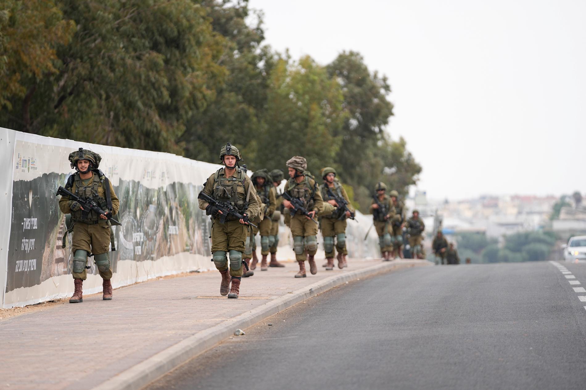 Israeliska soldater anländer till Sderot, en stad nära Gazaremsan, under onsdagen 11 oktober.