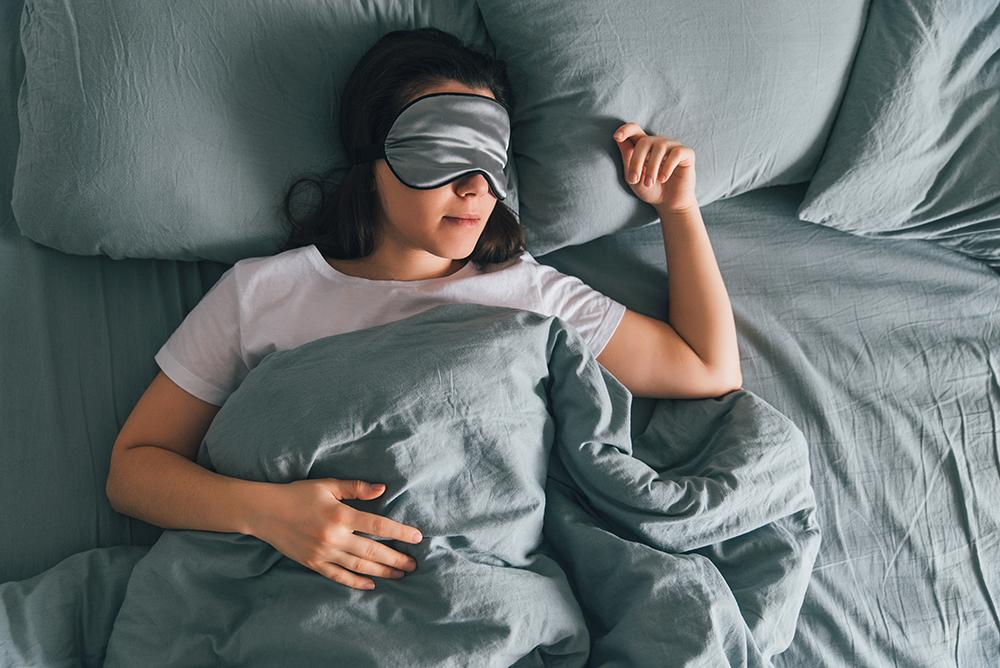 Forskning visar tydliga samband mellan sömnbrist och hjärt- och kärlsjukdomar. Men även att sova för mycket är riskfyllt – något som forskarna inte riktigt kan förklara. Men sambandet är tydligt.