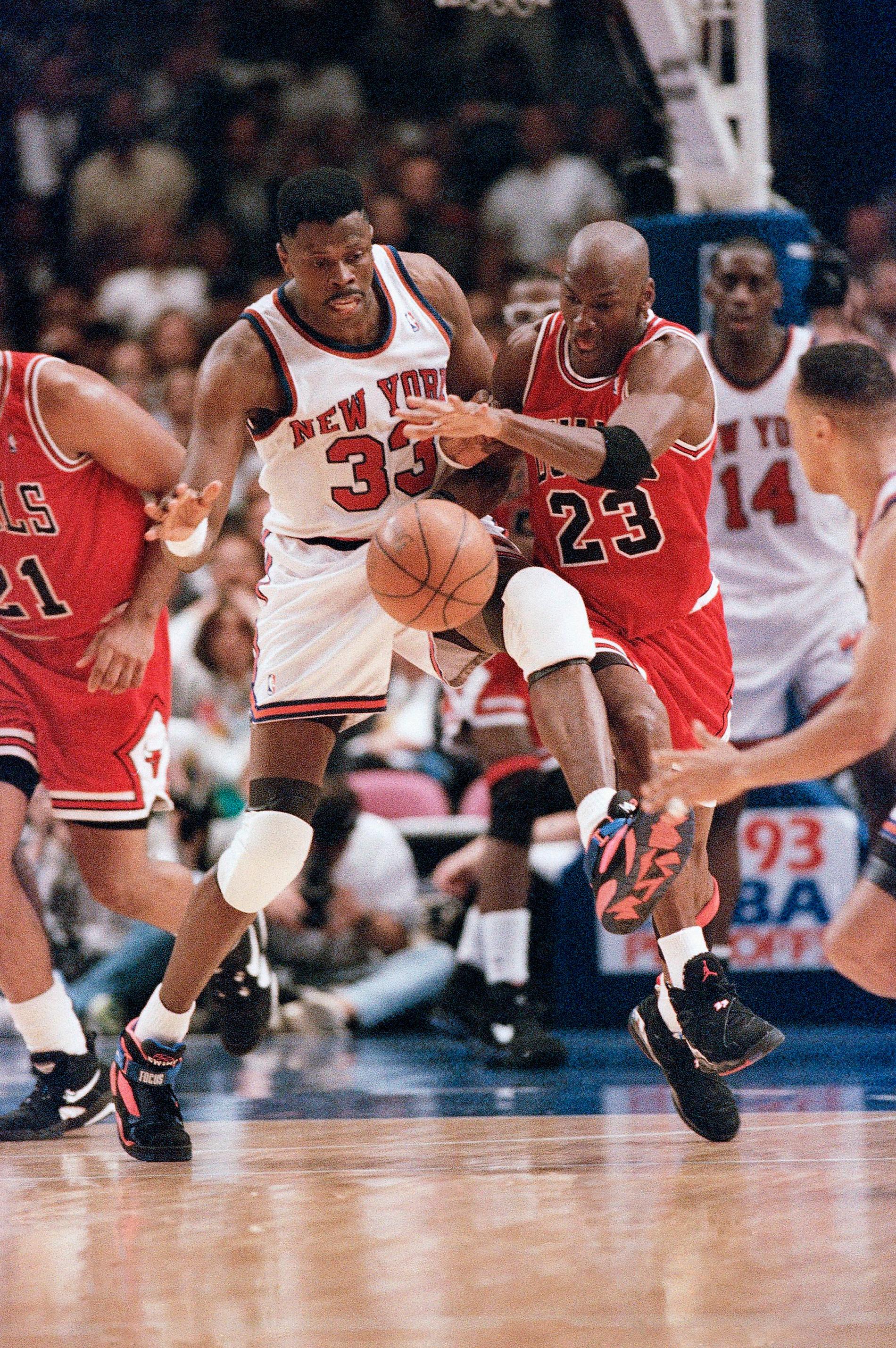 Patrick Ewing i duell med Michael Jordan under NBA-slutspelet 1993.
