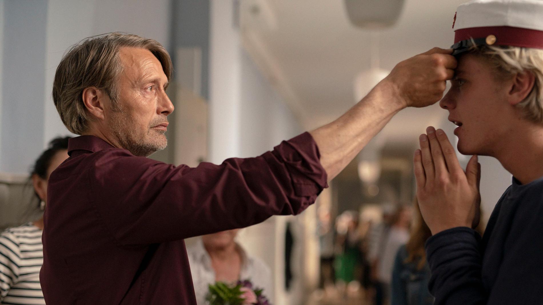 Mads Mikkelsen i "En runda till" som visas på Göteborgs filmfestival, men får premiär på bio i Sverige i april. Pressbild.