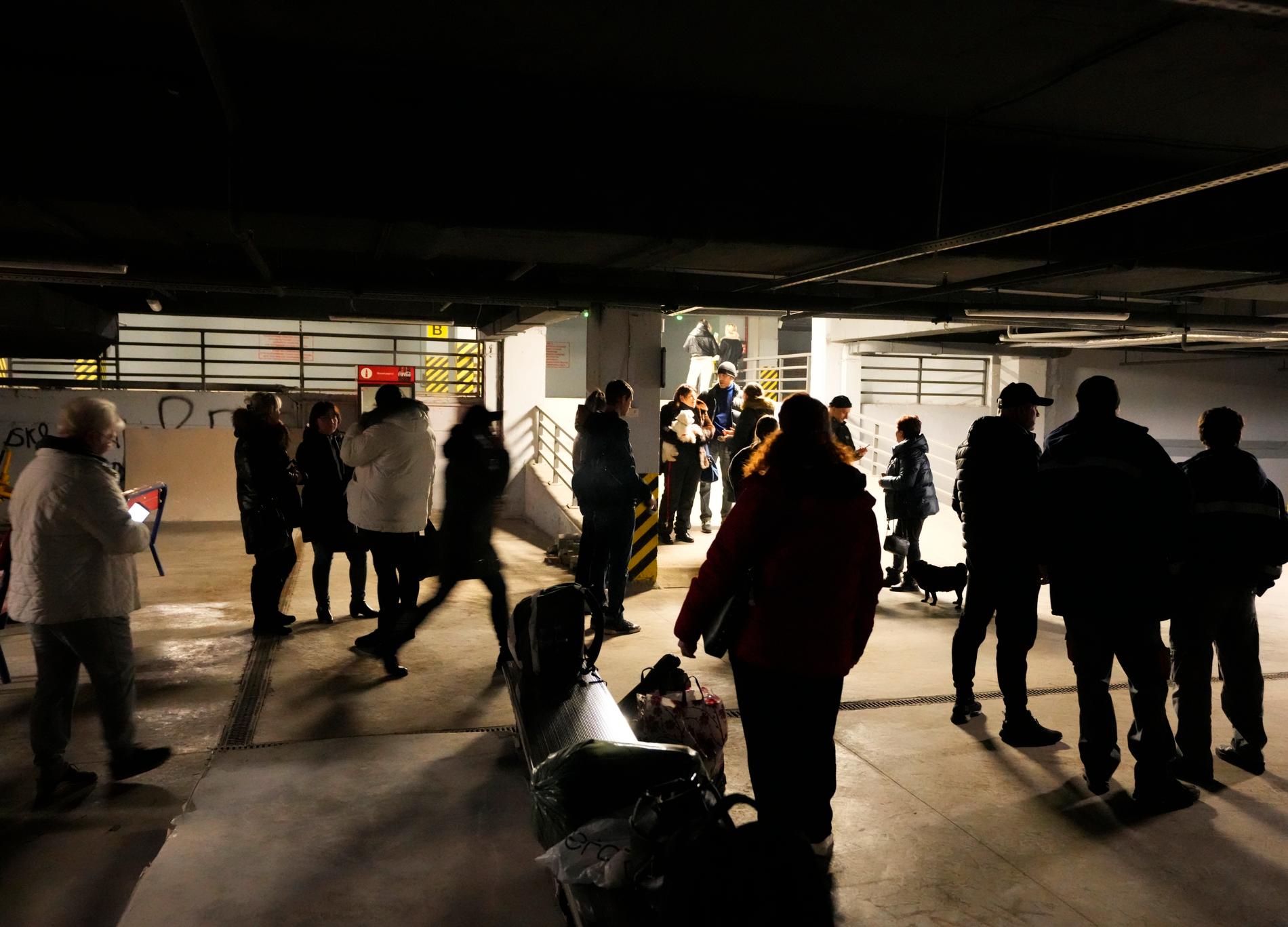Invånare i Odessa söker skydd i ett tillfälligt skyddsrum i ett parkeringshus under ett shoppingcenter den 28 februari.