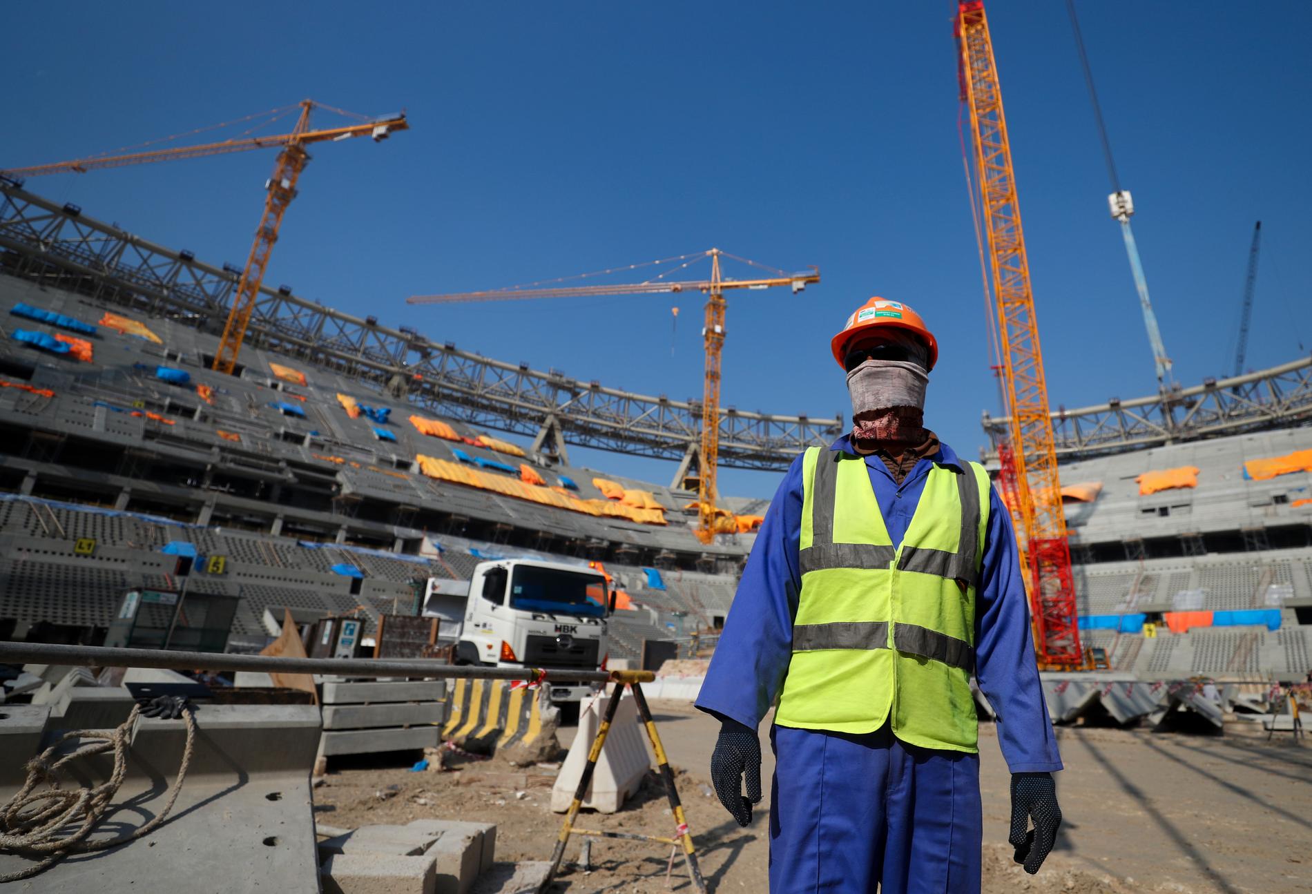 En arbetare som bygger Lusail Stadium i Qatar