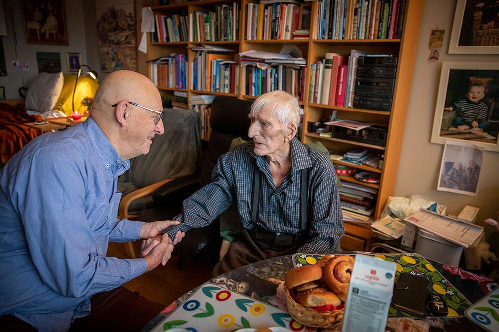 Lars Sjövall träffade sin livräddare Kjell Nilsson 74 år efter att han höll på att drunkna i kanalen i Kristianstad. Kjell som var grönsaksbud stannade och drog upp honom ur vattnet. 