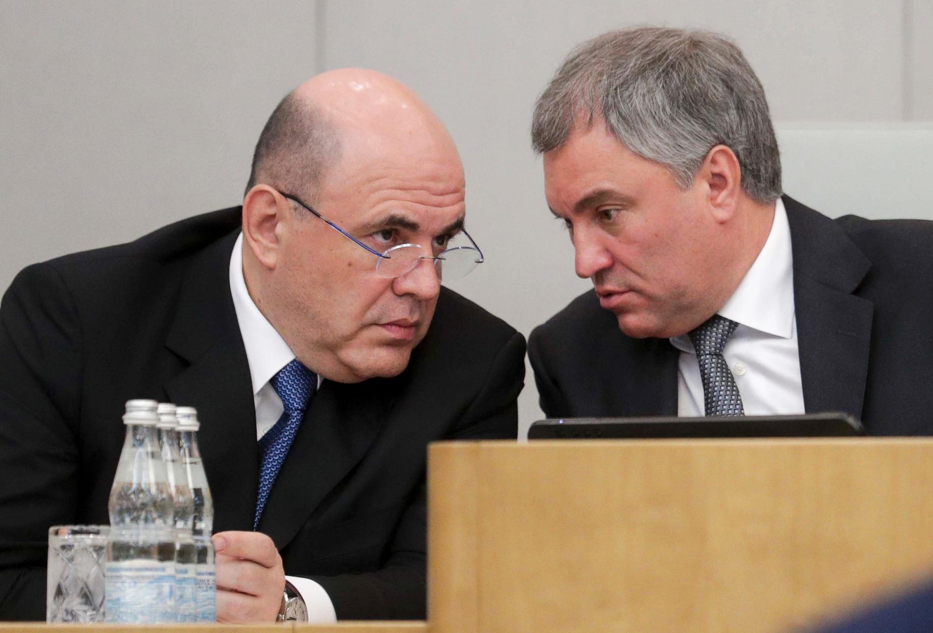 Rysslands premiärminister Michail Misjustin (vänster) i samspråk med statsdumans talman Vjatjeslav Volodin. Arkivbild.