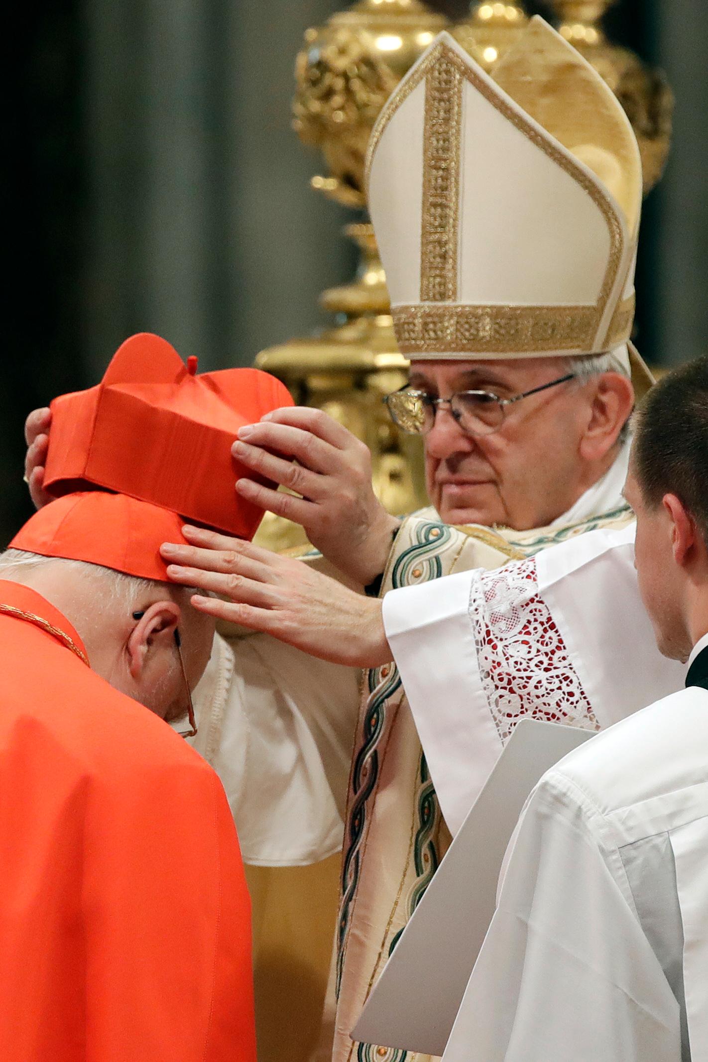 Anders Arborelius får birettan av påven.