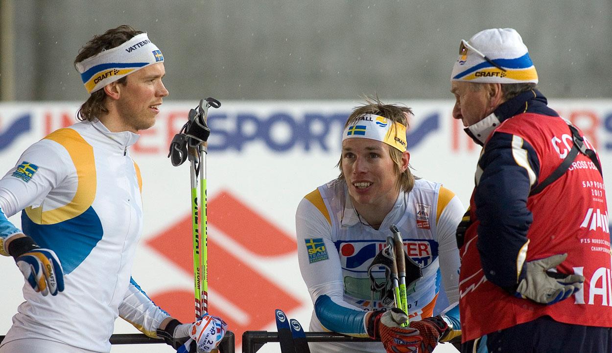 OS-HJÄLTE Peter Larsson, Björn Lind och Inge Bråten under VM 2007. Året innan ledde norske skidlegenden Sverige till tre OS-guld i Turin.