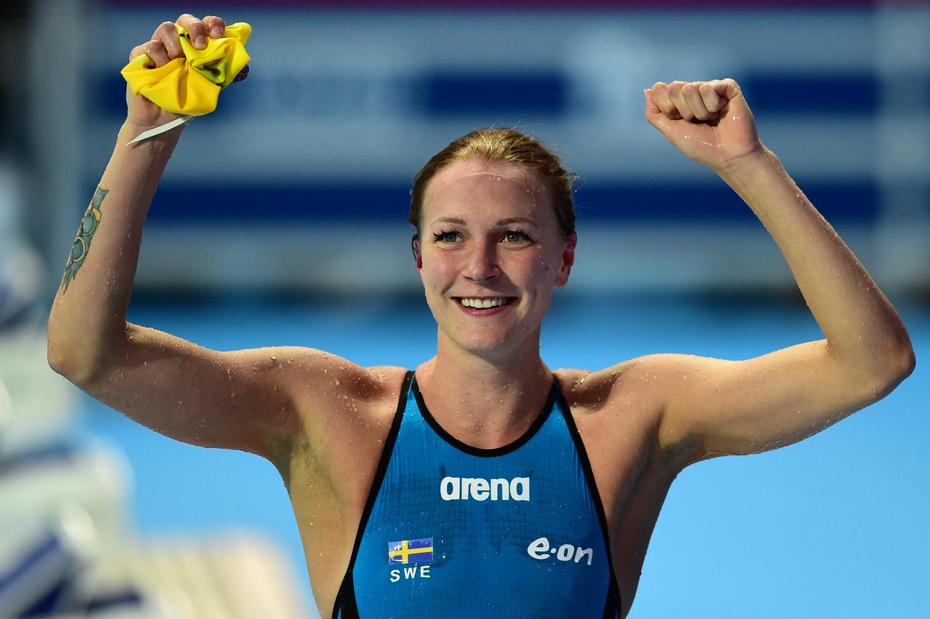 Sjöström jublar efter loppet där hon tog VM-guld och slog nytt världsrekord.