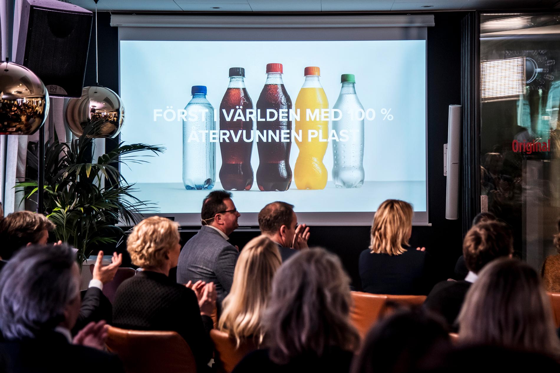 De nya flaskorna är de första som Coca-Cola gör av 100 procent återvunnen plast. Men de lanseras bara i Sverige. 
