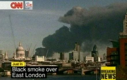 Svart rökmoln Många har larmat om branden som orsakat kraftig rökutveckling över London.