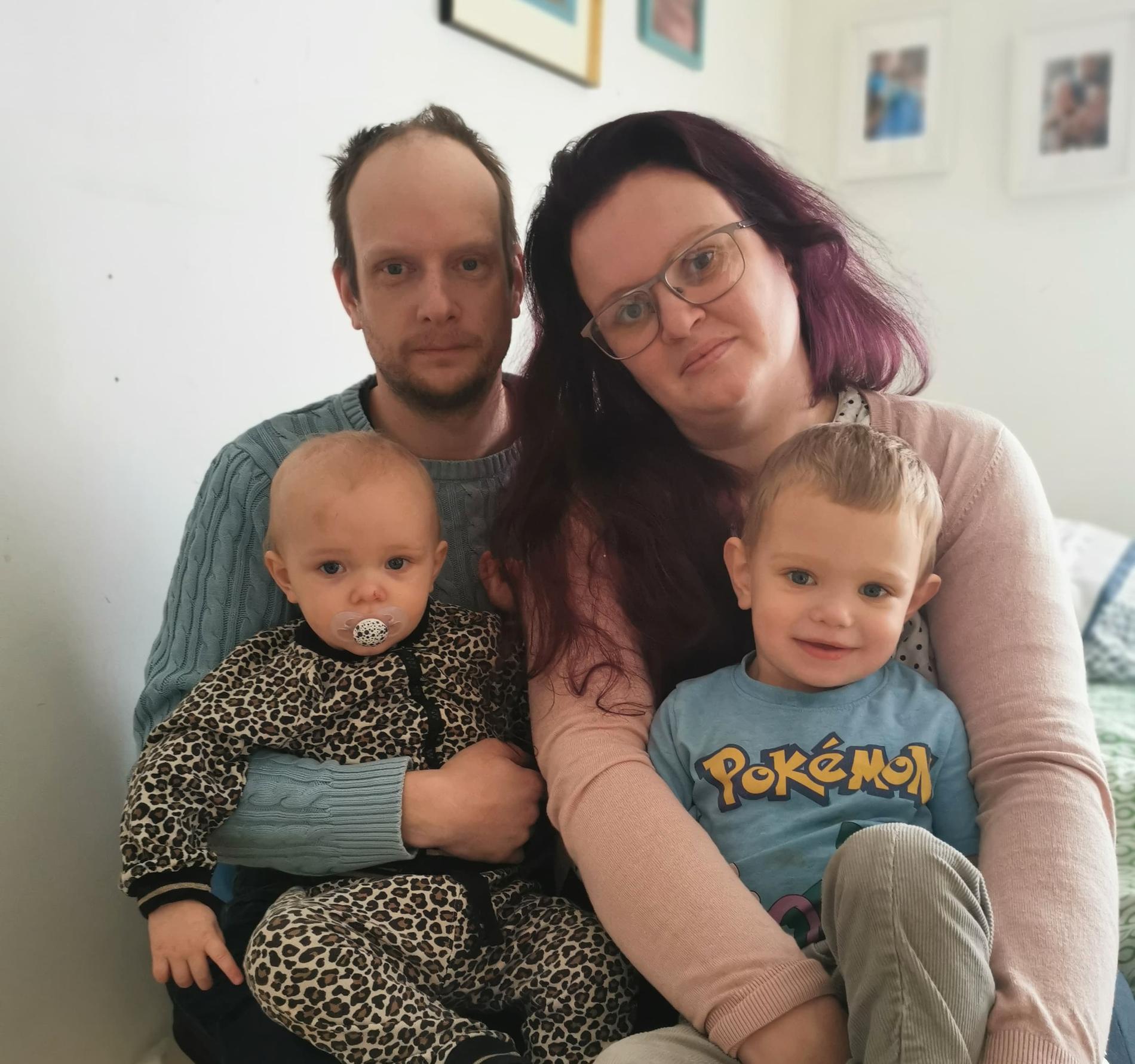 Fredrik, Evelina och deras två barn. 