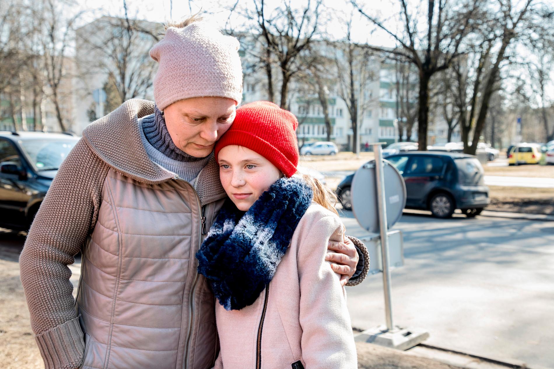 Julia har just har anlänt till Röda Korsets flyktingcenter i Vilnius tillsammans med dottern Nastja och systersonen Nikita (ej på bild) från Kiev.
