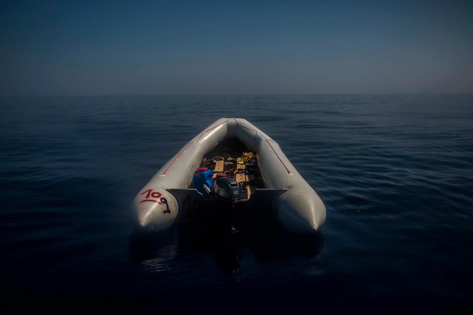 En tom gummibåt som migranter har använt i ett försök att ta sig från Libyen till EU. Migranterna som använde båten räddades senare av ett räddningsfartyg. Arkivbild.