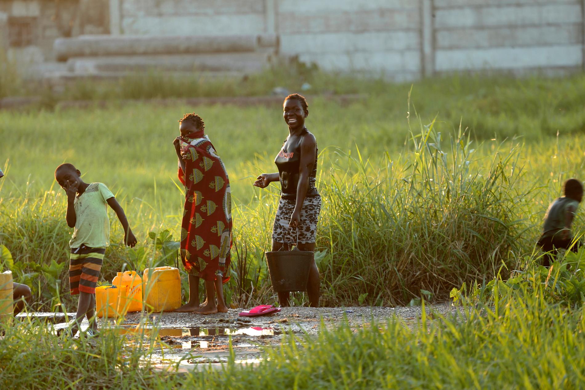 Människor vid ett vattenhål i staden Beira i Moçambique, den värst utsatta orten i det pågående kolerautbrottet.