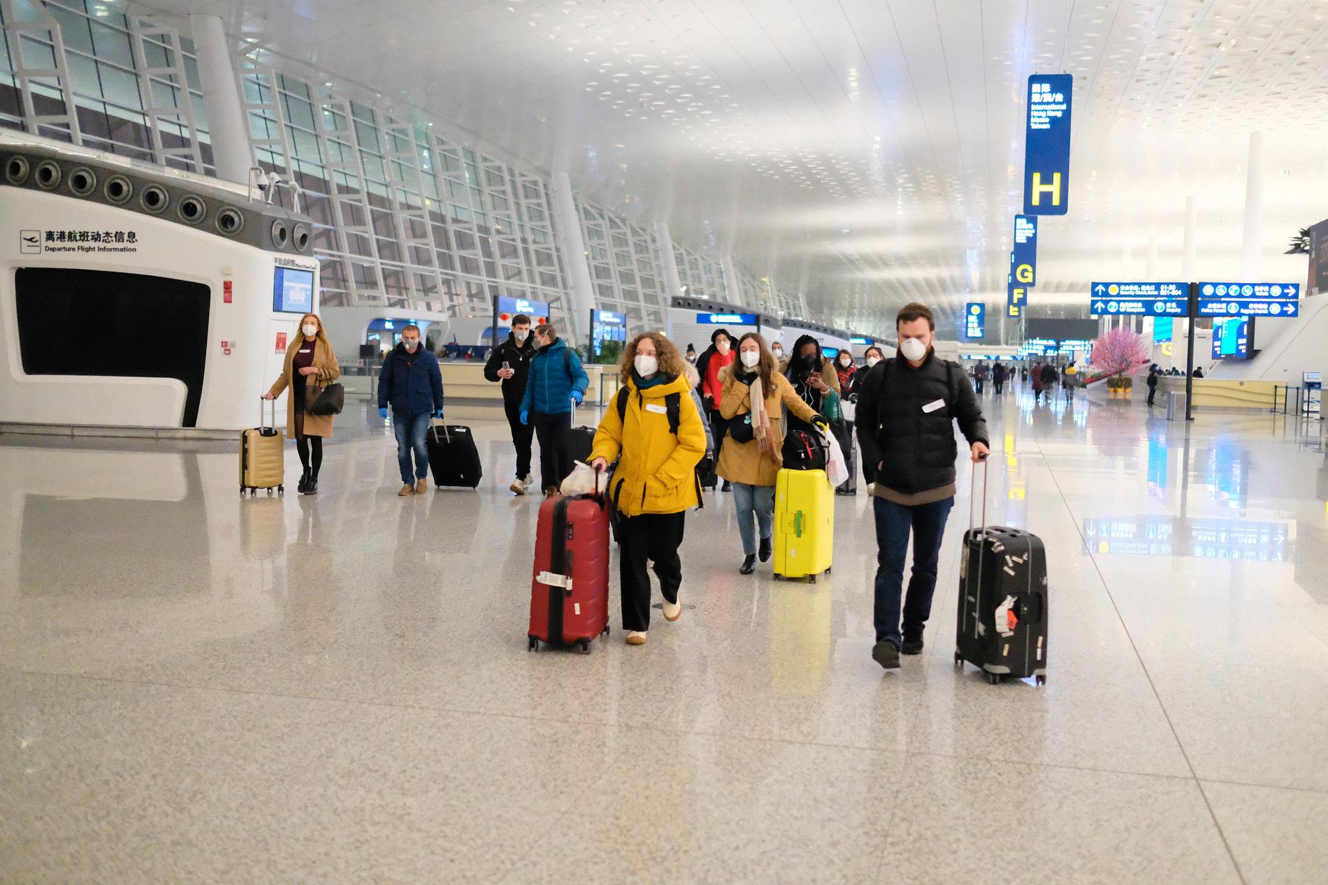 Människor evakueras från Wuhans internationella flygplats.