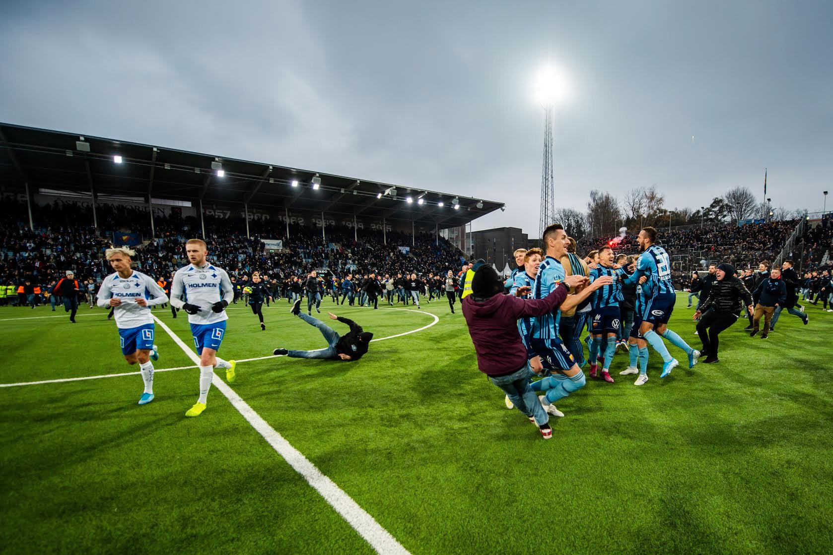 En supporter rusar in för att fira med SM-guldet, men han halkar och kapar Djurgårdens Haris Radetinac.  