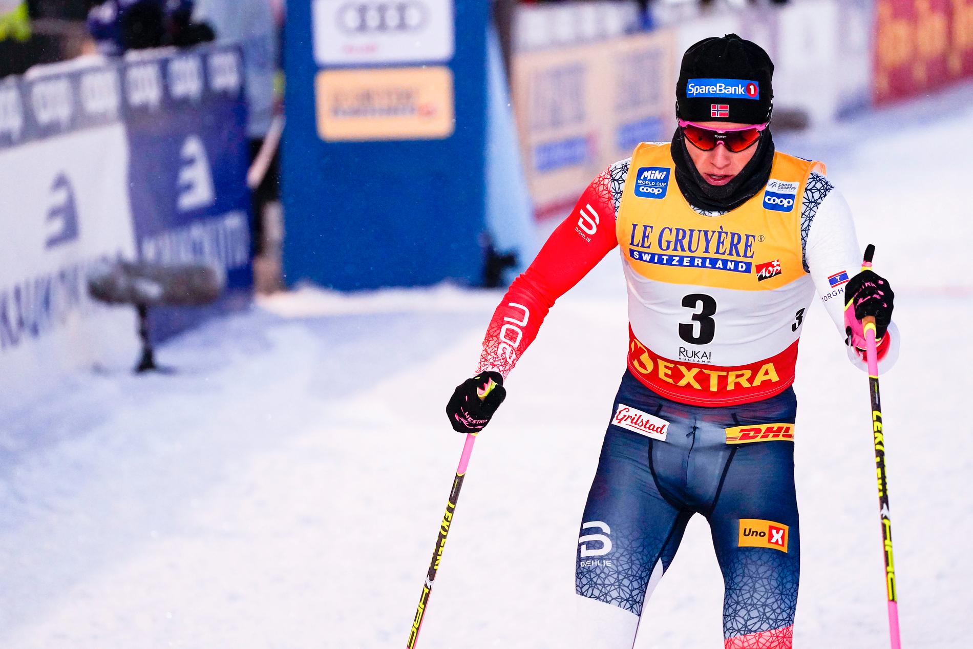 Johannes Høsflot Klæbo under sprinten i Ruka i helgen – utan Viaplayreklam på tävlingsdräkten.