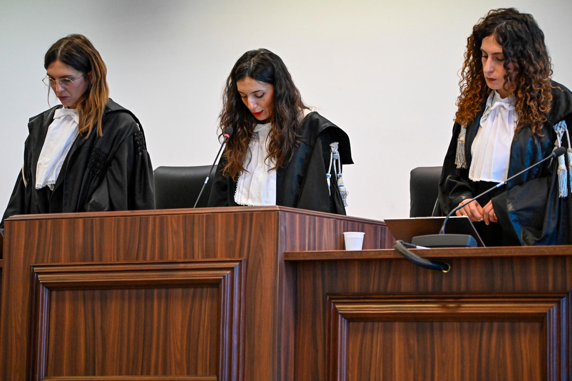 Ordförande domare Brigida Cavasino, mitten, flankerad av domarna Claudia Caputo, vänster, och Germana Radice. 