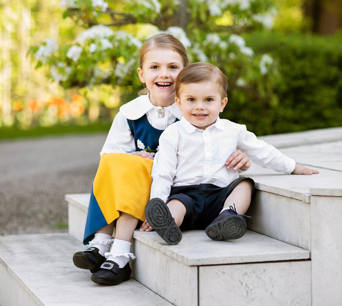 Prinsessan Estelle och Prins Oscar önskar glad nationaldag från  Haga slott.