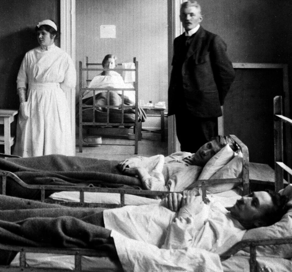 Sjukstugan i Sveg under spanska sjukan omkring 1918. Samma år föddes ”Herr P” i Italien.