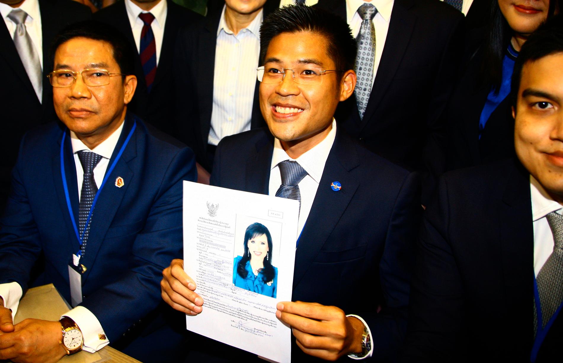 Thai Raksa Charts ledare Preechapol Pongpanich med en bild på Ubolratana Rajakanya när partiet tillkännagav hennes kandidatur. Arkivbild.