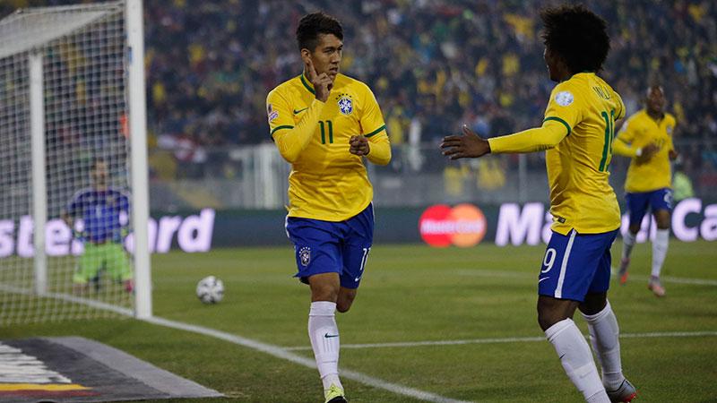 Brasiliens Roberto Firmino firar 2-0-målet med Willian som assisterade.