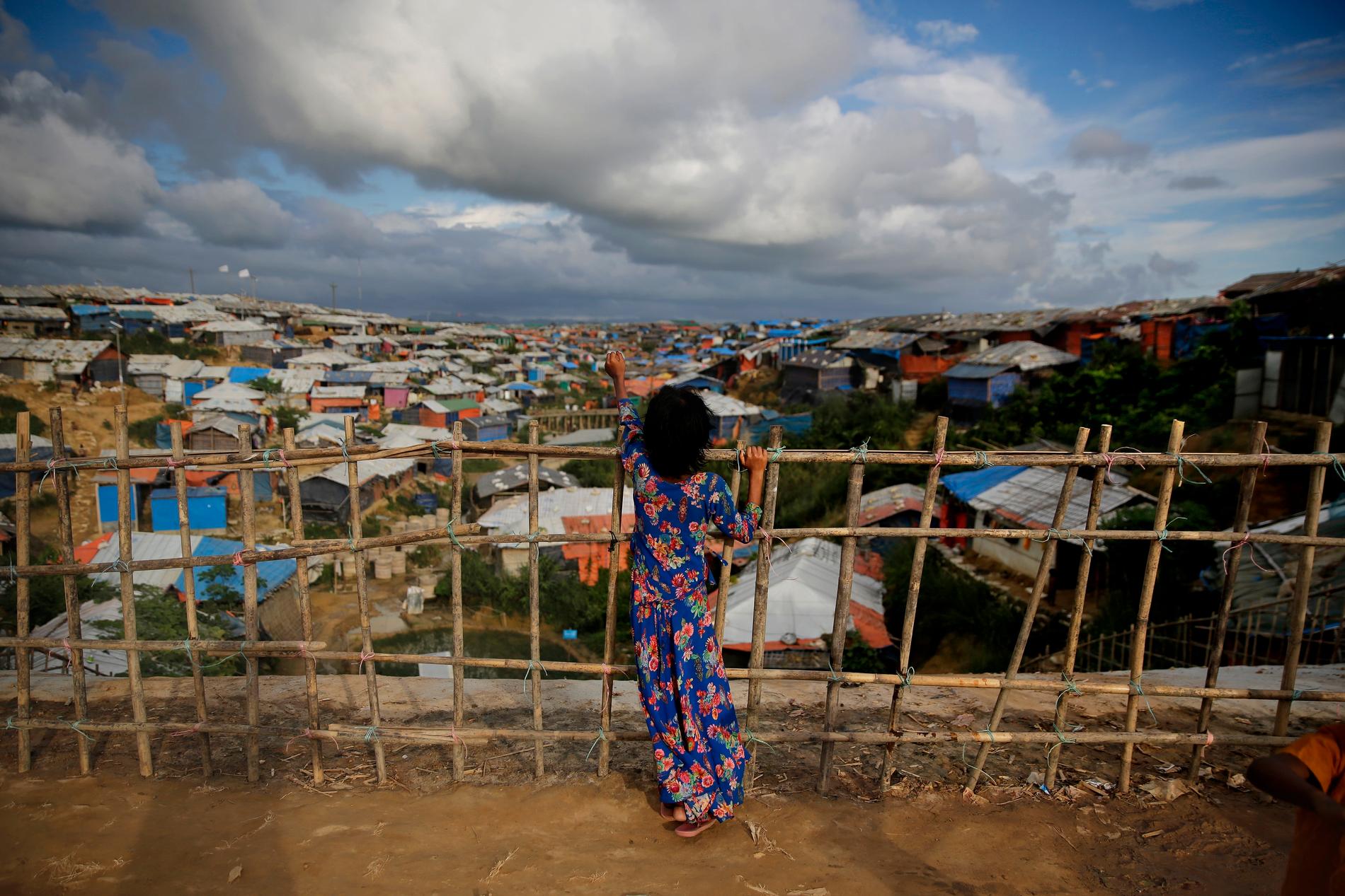 En flicka tittar ut över flyktinglägret Kutupalong i Bangladesh. Lägret i Cox's Bazar räknas som världens allra största med över en halv miljon barn. Arkivbild.