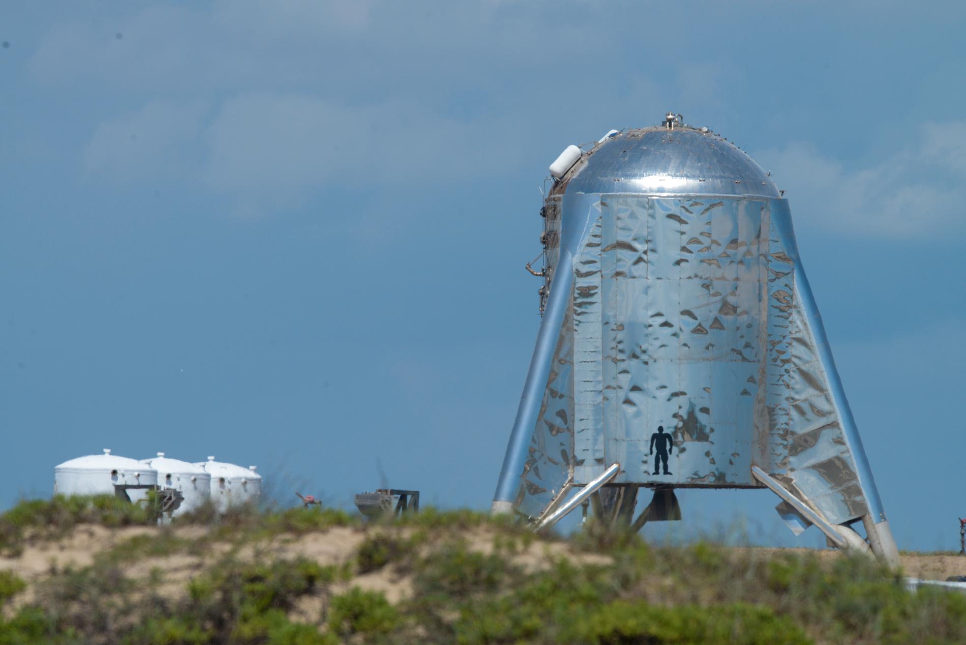 Prototypen Starhopper i Brownsville, Texas. Innan rymdskeppsmodellen flyger på riktigt ska den utrustas med noskon, och därmed bli mycket högre.