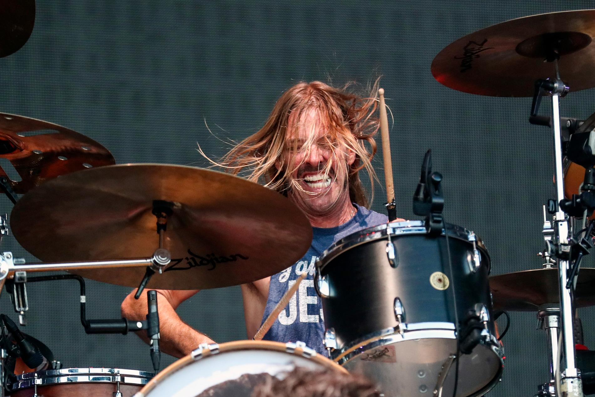 Trummisen Taylor Hawkins i Foo Fighters har avlidit. Här spelar han tillsammans med bandet i Franklin, Tennessee, i september 2019.